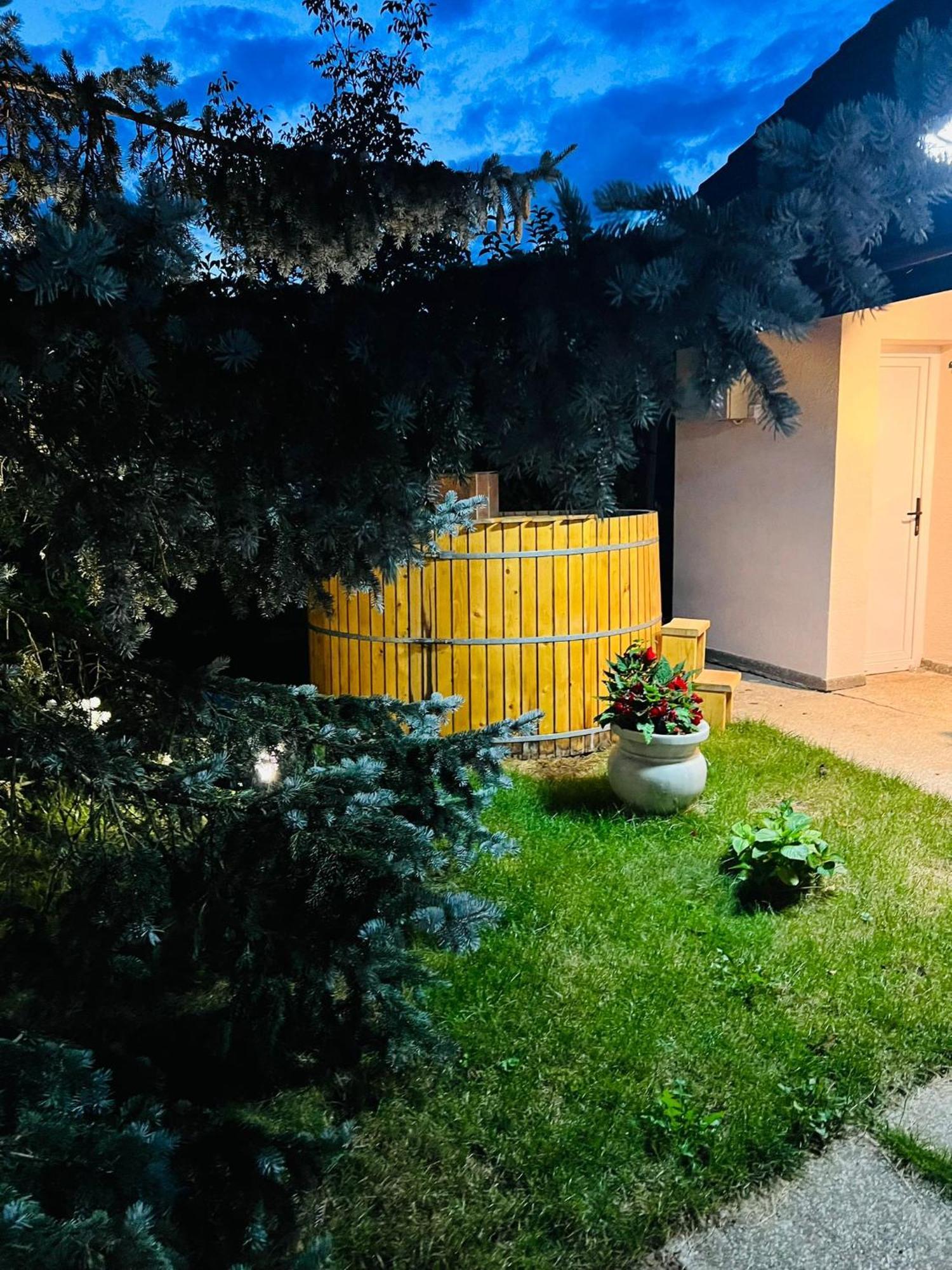 Evie'S Tree House Villa Dragomirna Exterior foto