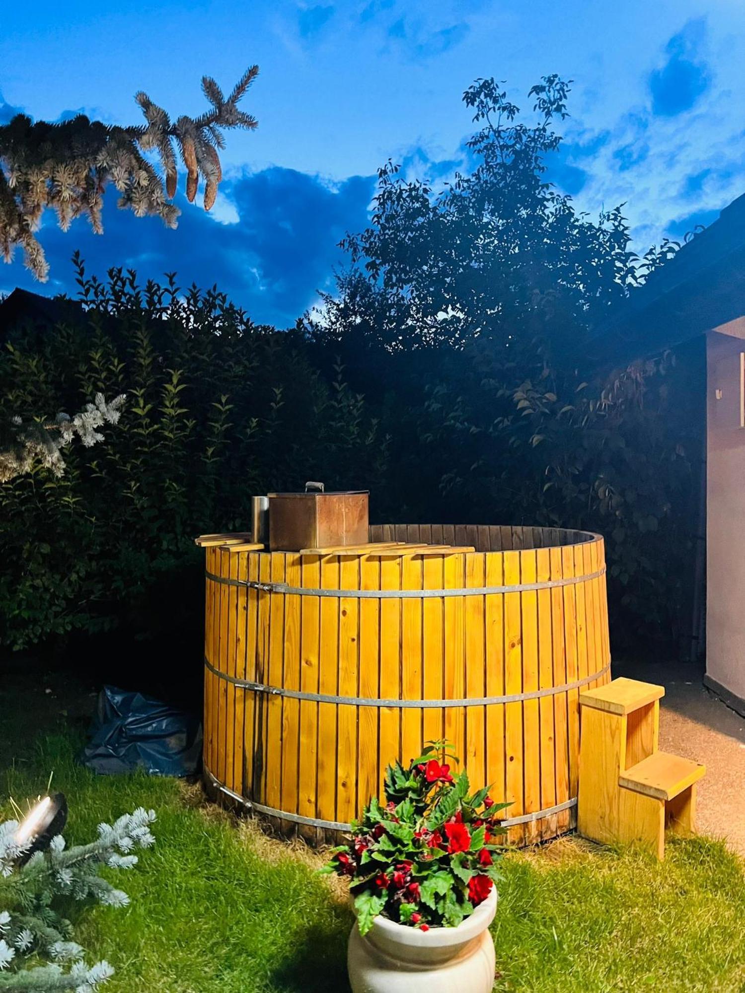 Evie'S Tree House Villa Dragomirna Exterior foto