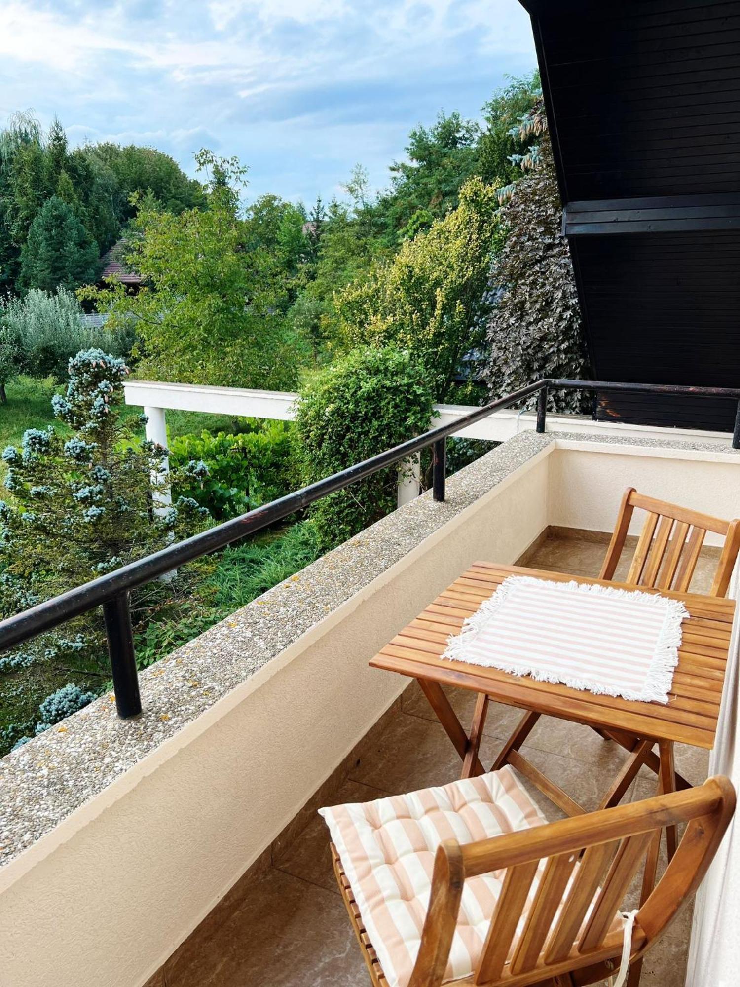 Evie'S Tree House Villa Dragomirna Exterior foto